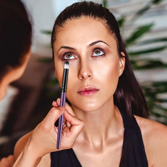 femme-maquille-cliente-avec-kit-pinceaux-maquillage-beta-professionnel-9082992