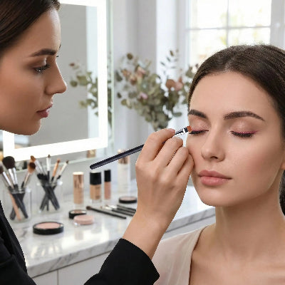 femme maquille contour yeux avec pinceaux maquillage delta professionnel