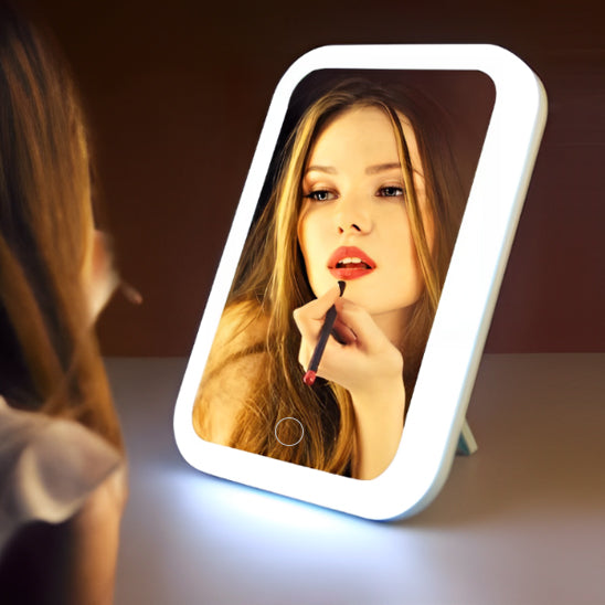 femme maquille lèvres avec miroir maquillage beta professionnel