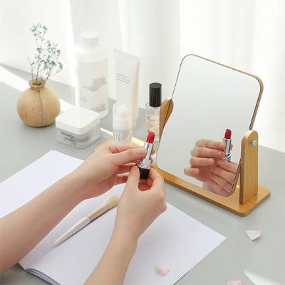 femme maquille lèvres avec Miroir maquillage Delta professionnel