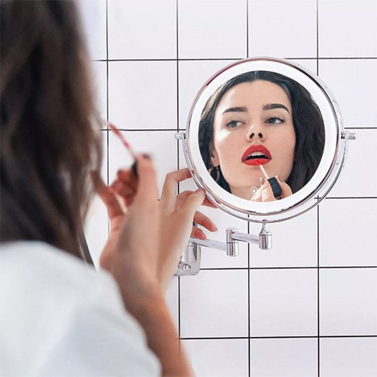 femme maquille lèvres avec Miroir maquillage Epsilon Intelligent professionnel