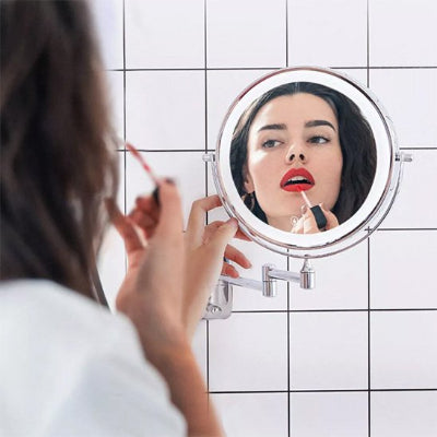 femme maquille lèvres avec Miroir maquillage Epsilon professionnel
