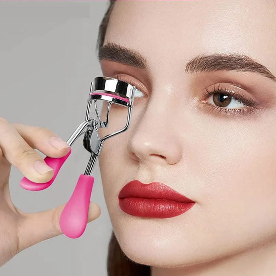 femme maquille yeux avec recourbe cils alpha professionnel
