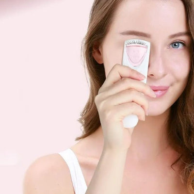 femme maquille yeux avec Recourbe cils chauffant alpha