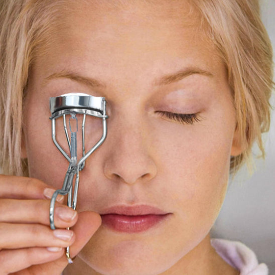 femme-maquille-yeux-avec-recourbe-cils-delta-professionnel-argent_9384b785-8214-45ff-9ec3-1f0c7ae889db