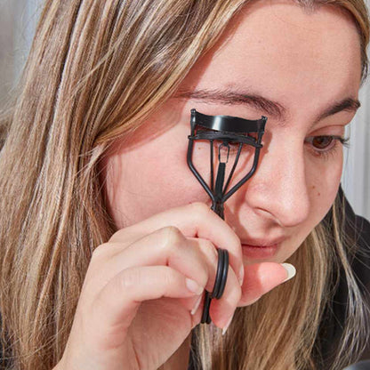 femme-maquille-yeux-avec-recourbe-cils-delta-professionnel-noir_e3fb8b92-97e9-45ce-9511-b0151164447c