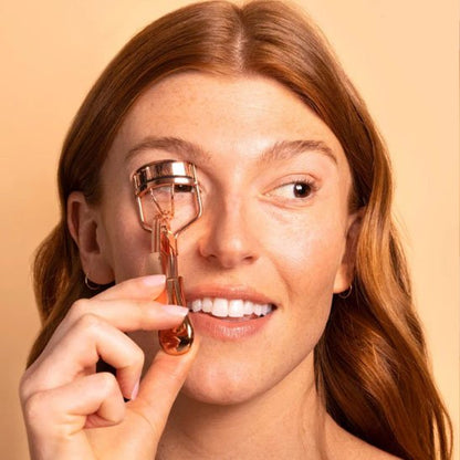 femme maquille yeux avec Recourbe cils zeta professionnel