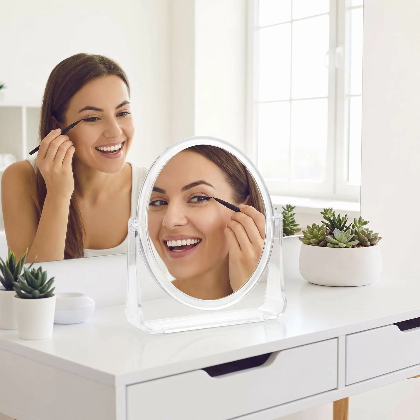 femme maquillée avec miroir grossissant Beta professionnel 5X