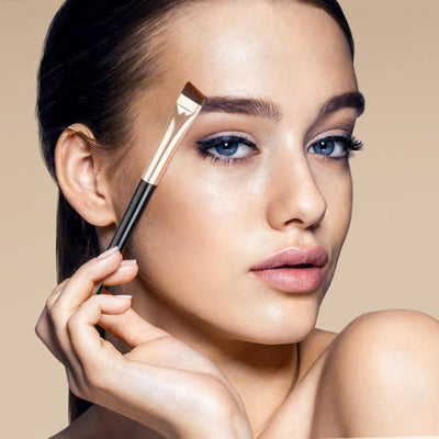 femme montre beauté maquillage avec pinceaux maquillage eta professionnel