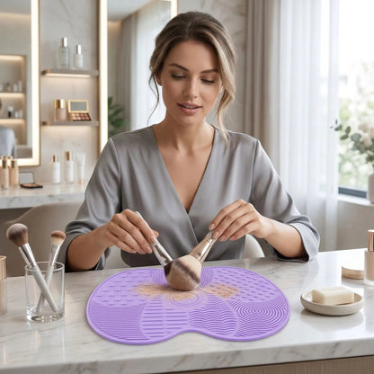 femme-nettoie-pinceaux-avec-nettoyeur-de-pinceaux-de-maquillage-alpha