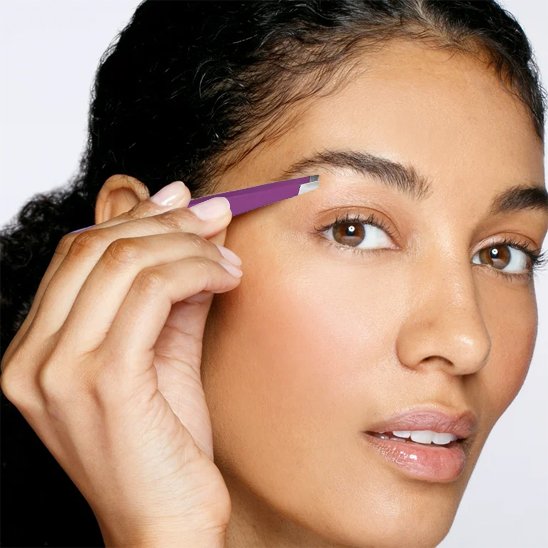 femme nettoie ses sourcils avec Pince à épiler kappa professionnelle 