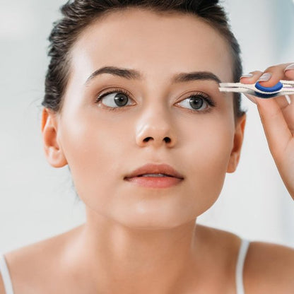 femme nettoie ses sourcils avec Pince à épiler thêta professionnelle