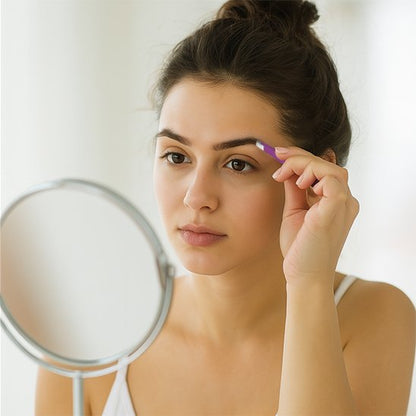 femme observe sourcils épilés avec Pince à épiler kappa professionnelle