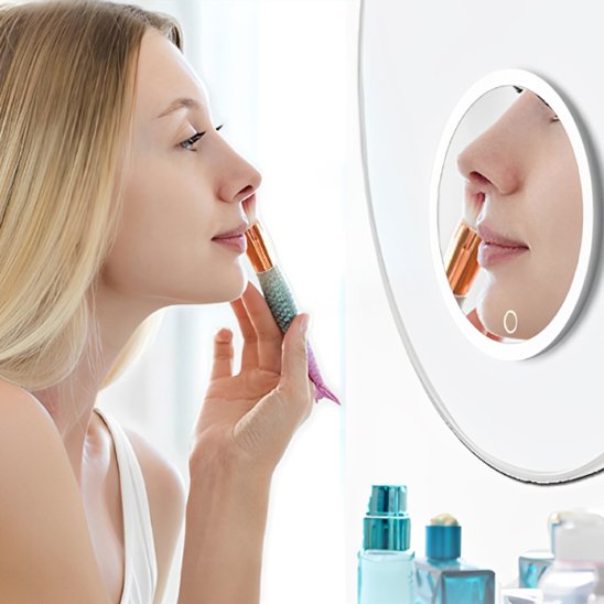 femme parfait beauté avec Miroir maquillage lumineux gamma professionnel
