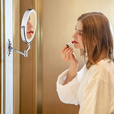 femme parfait lèvres avec Miroir maquillage Epsilon professionnel