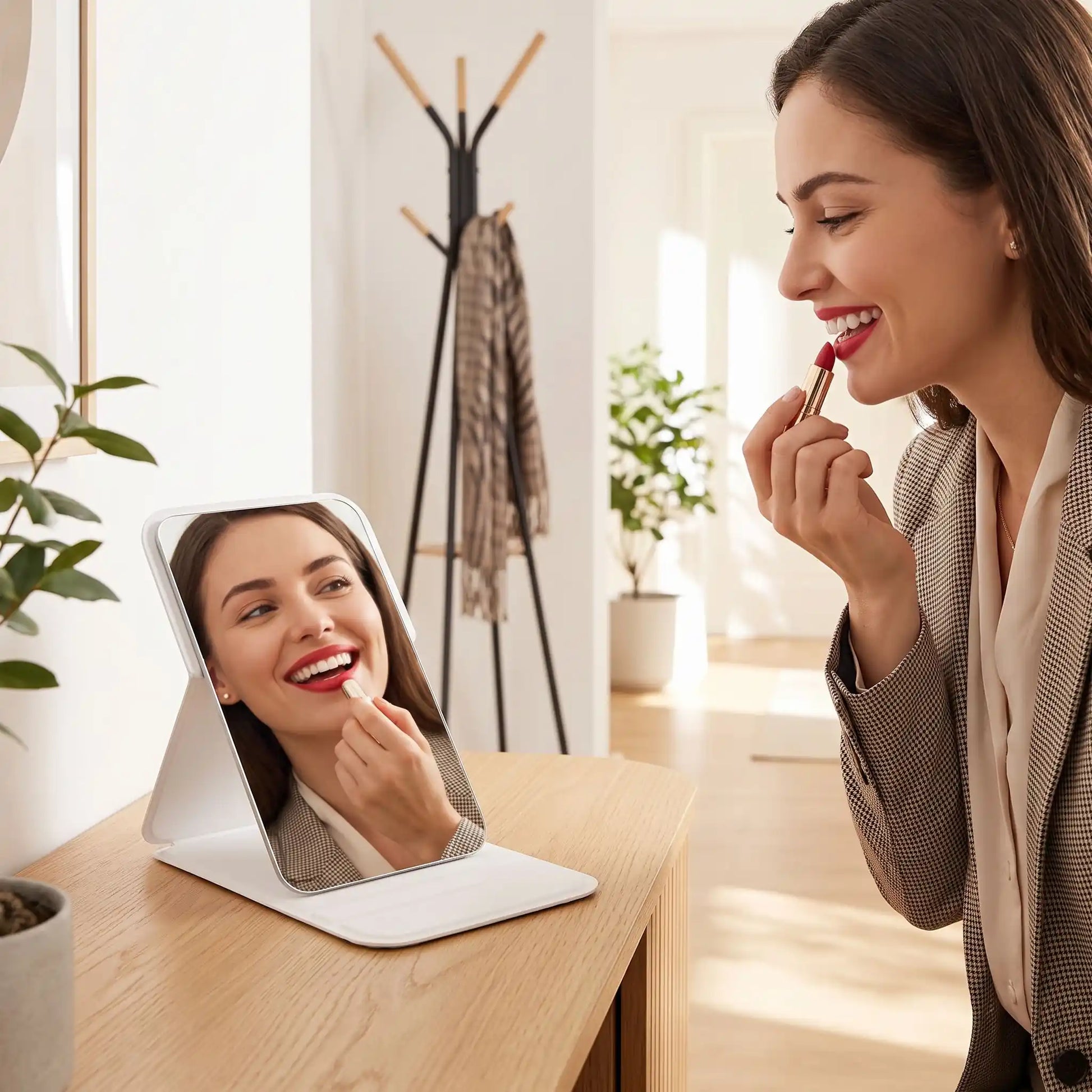 femme parfait maquillage avec miroir de poche delta professionnel ajustable