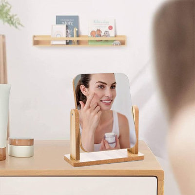 femme parfait maquillage avec Miroir maquillage Delta professionnel 