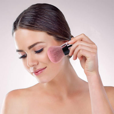 femme paufine maquillage avec pinceau maquillage ultra professionne