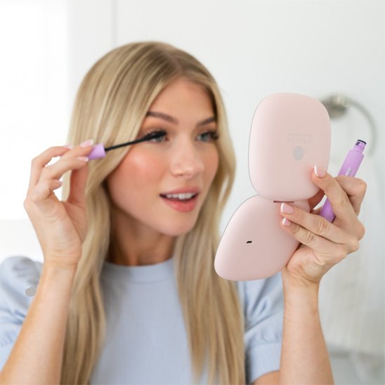 femme peigne sourcils avec Miroir maquillage zeta Lumineux professionnel