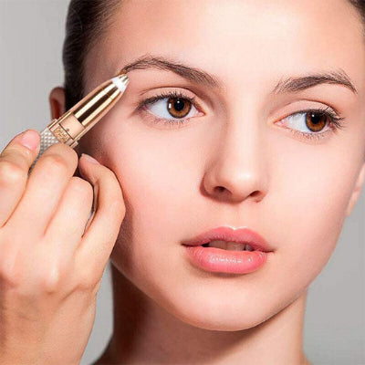 femme positionne épilateur pour le visage indolore pour maquillage