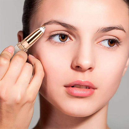 femme positionne epilateur pour le visage pour maquillage