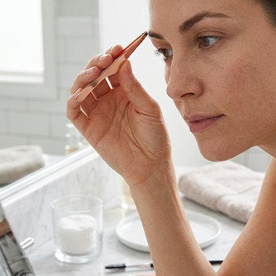 femme positionne Pince à épiler gamma professionnelle pour épilation sourcils