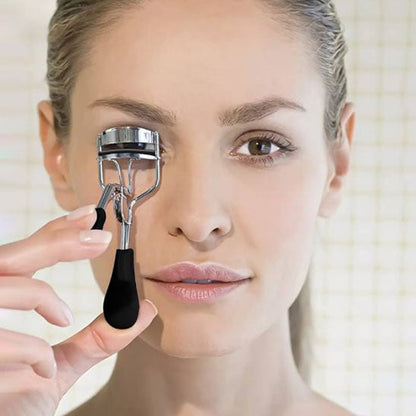 femme-positionne-recourbe-cils-gamma-professionnel-pour-maquillage