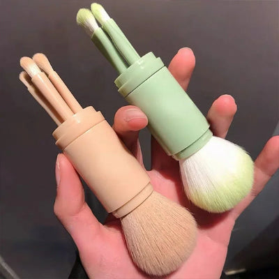 femme présente deux variétés kit pinceau maquillage alpha professionnel