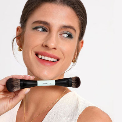 femme présente pinceau maquillage maxi professionnel outil indispensable maquillage