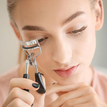 femme-recourbe-cils-avec-recourbe-cils-gamma-professionnel_d3cd627a-6096-450d-9dff-67e5749847b4