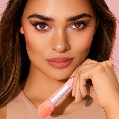 femme tient en main pinceaux maquillage epsilon professionnel