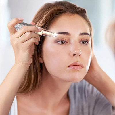 femme tient épilateur pour le visage indolore pour maquillage
