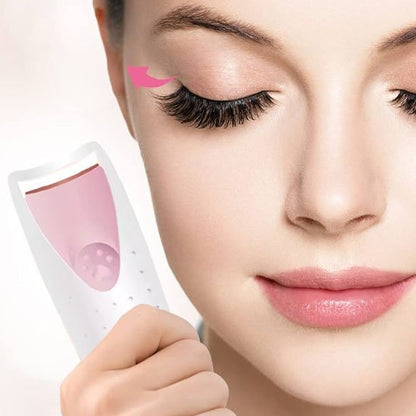 femme tient Recourbe cils chauffant alpha