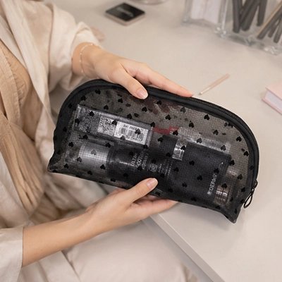 femme tient Trousse maquillage beta professionnel
