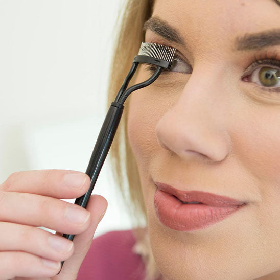 femme-utilise-peigne-pour-cils-du-recourbe-cils-gamma professionnel