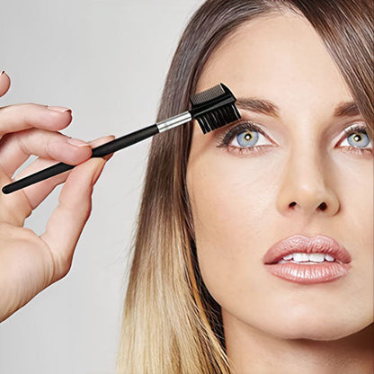 femme-utilise-peigne-sourcils-double-extremite-du-recourbe-gamma-professionnel