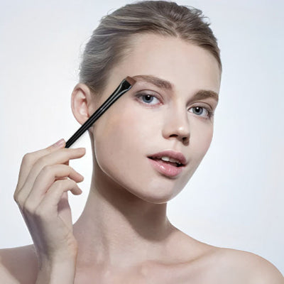 joie avec pinceaux maquillage eta professionnel