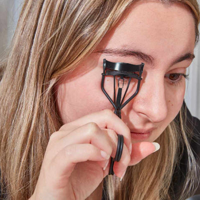 maquiller yeux avec recourbe cils delta professionnel noir 