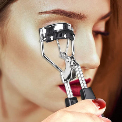 maquiller-yeux-avec-recourbe-cils-professionnel-alpha