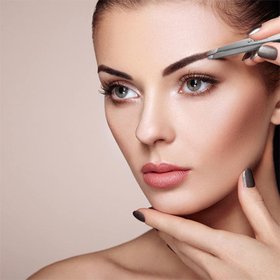 maquilleuse epile sourcils cliente avec pince a epiler iota professionnelle