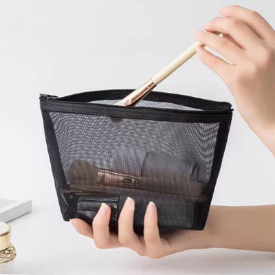 mettre pinceau dans Trousse maquillage Tau professionnel