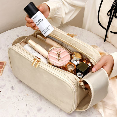 mettre produit dans  trousse à maquillage beta professionnel