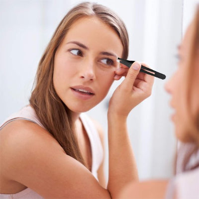 montrer beauté épilation avec Pince à épiler thêta professionnelle