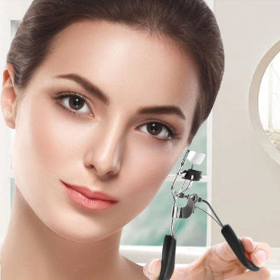 montrer-beauté-maquillage-cils-avec-recourbe-cils professionnel-alpha