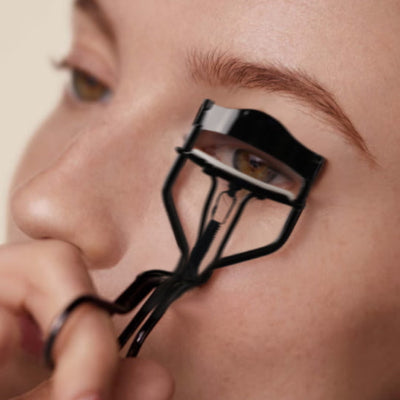positionner recourbe cils delta professionnel pour maquillage