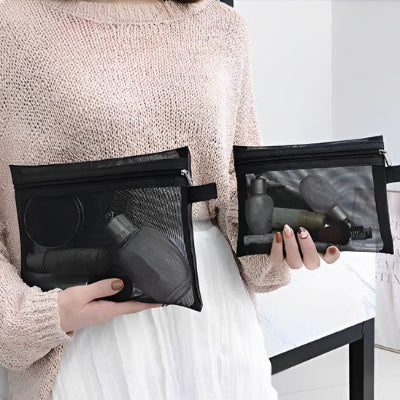 tenir deux Trousse maquillage Tau professionnel